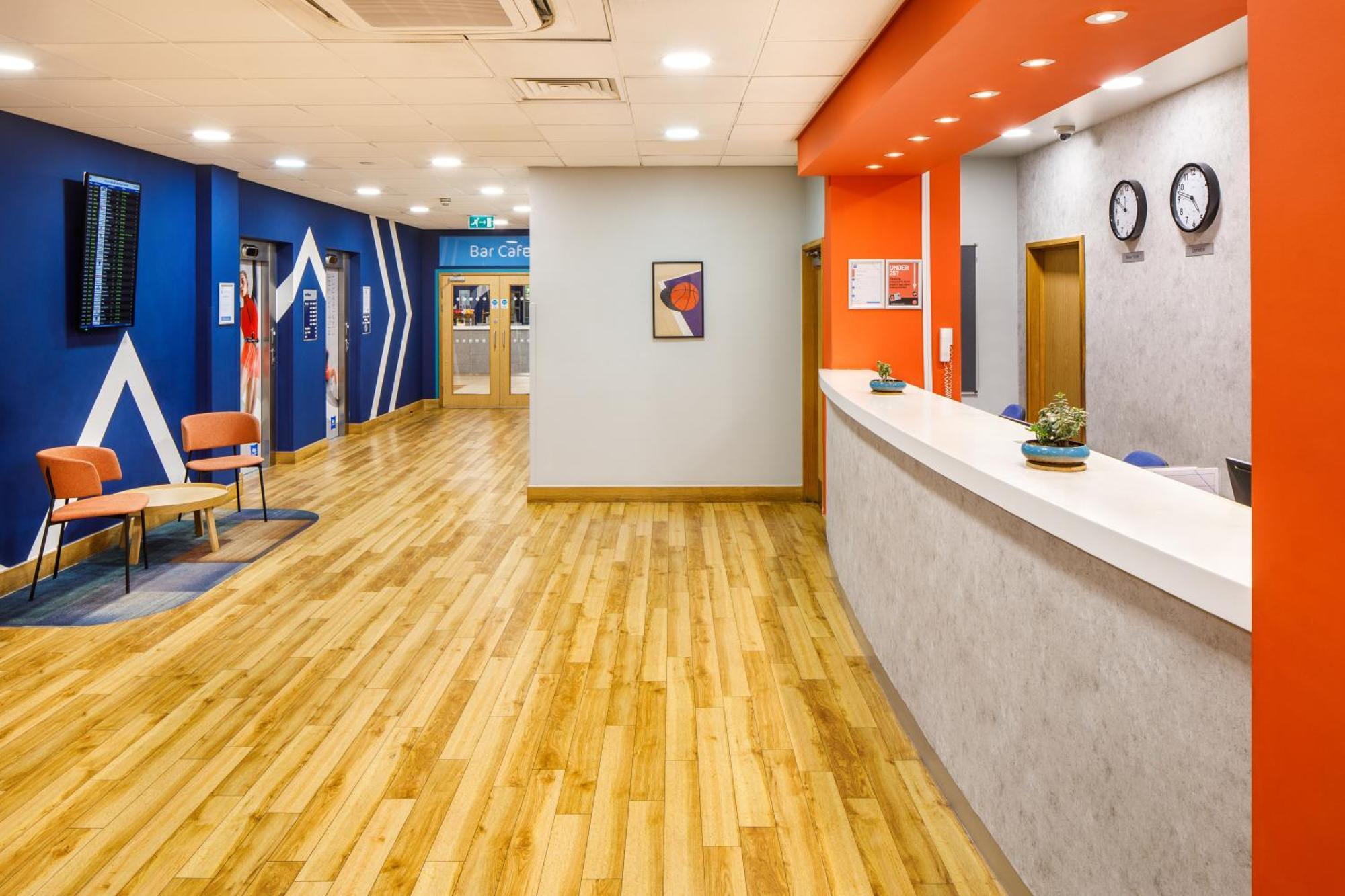 Ibis Budget London Heathrow Central ハウンズロー エクステリア 写真