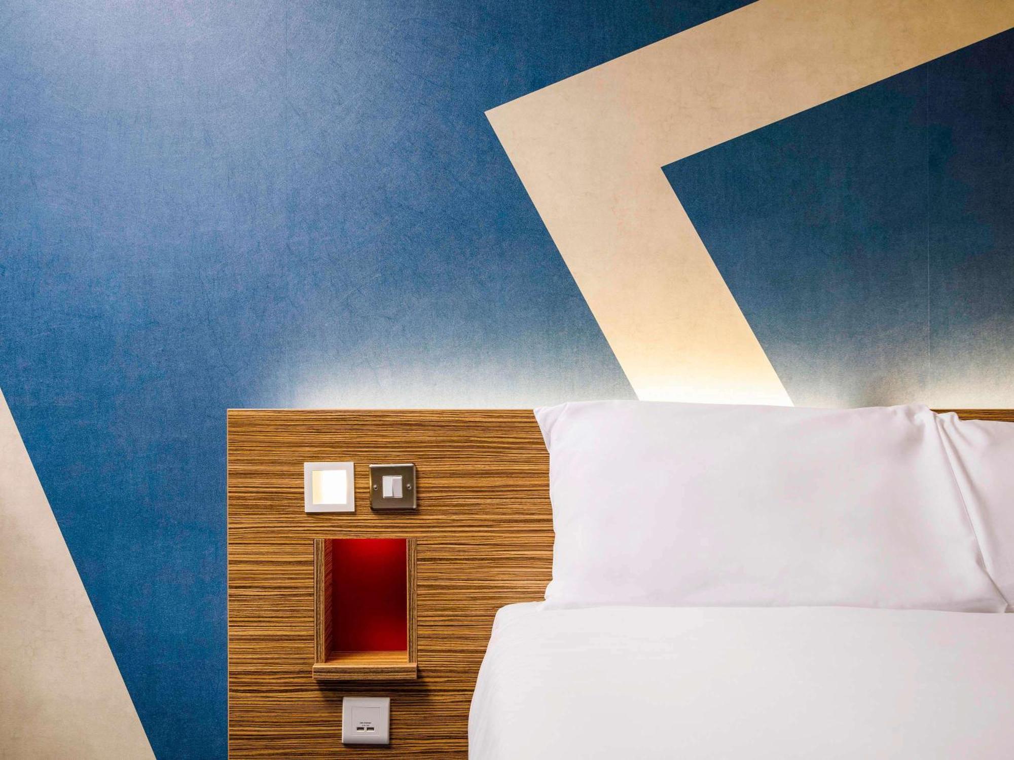 Ibis Budget London Heathrow Central ハウンズロー エクステリア 写真