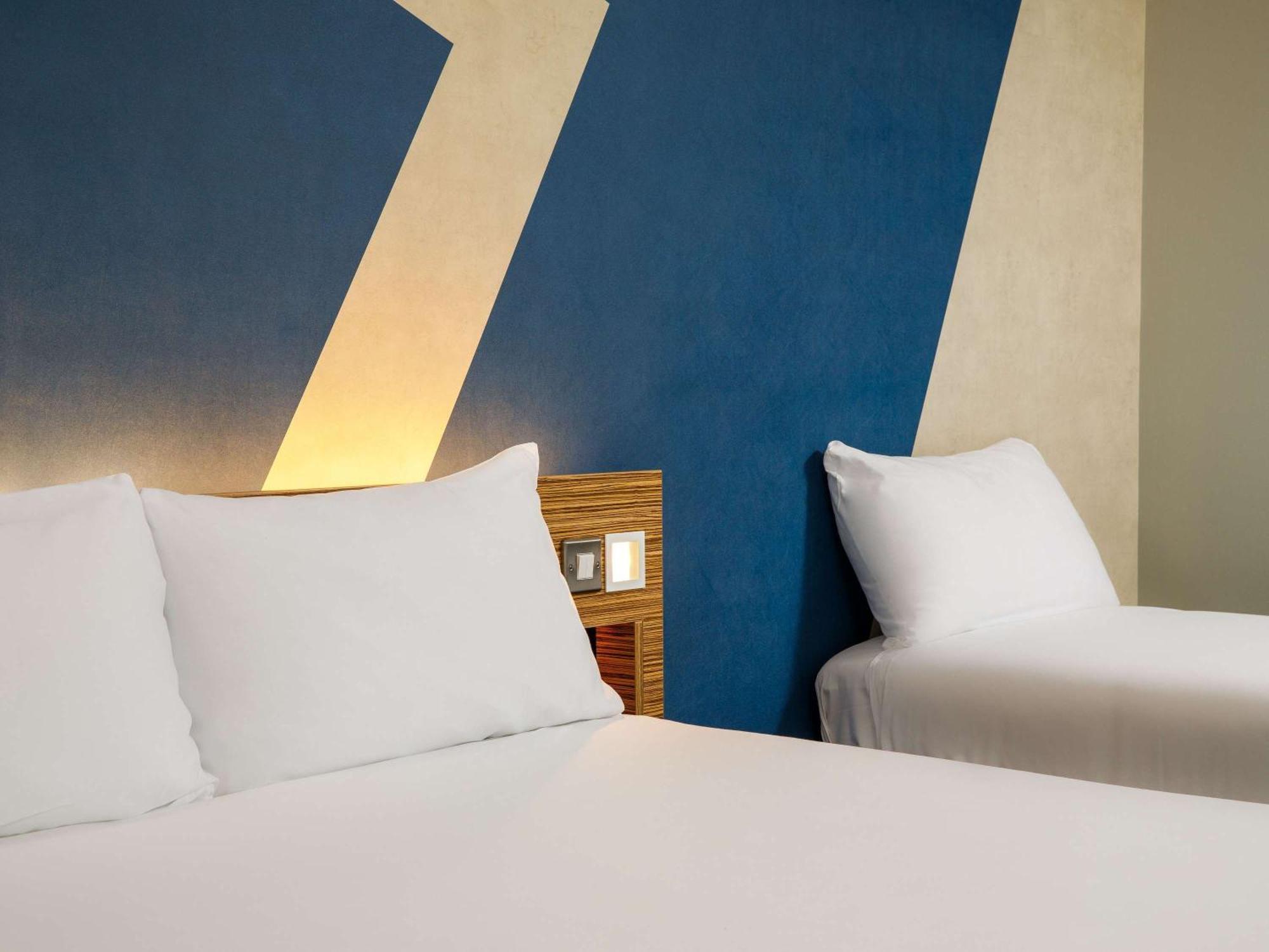 Ibis Budget London Heathrow Central ハウンズロー エクステリア 写真