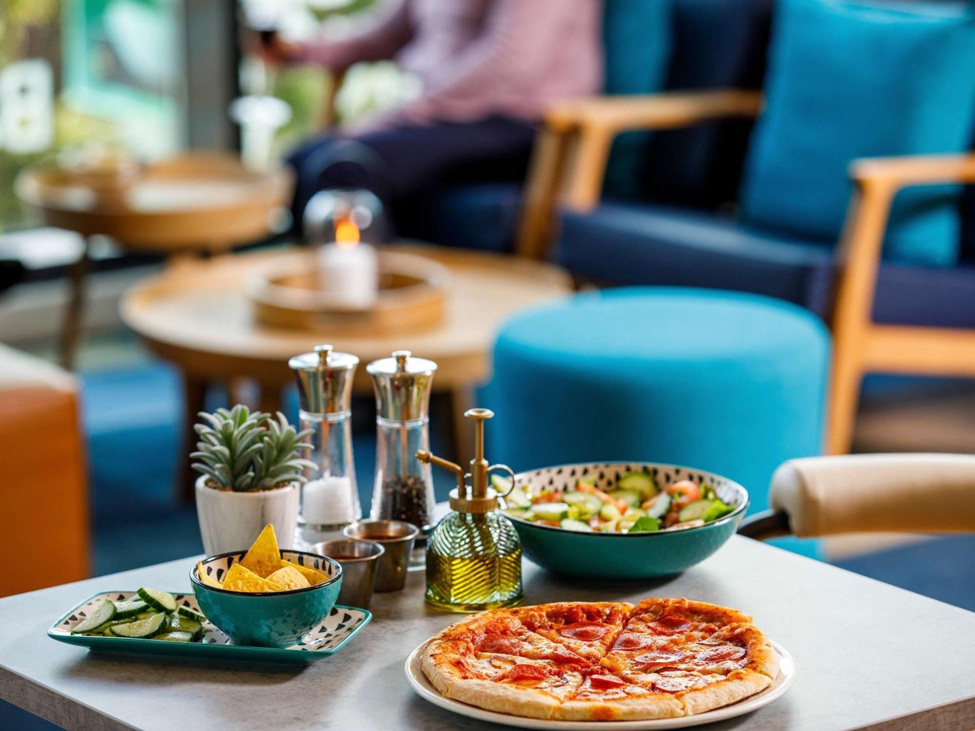 Ibis Budget London Heathrow Central ハウンズロー エクステリア 写真
